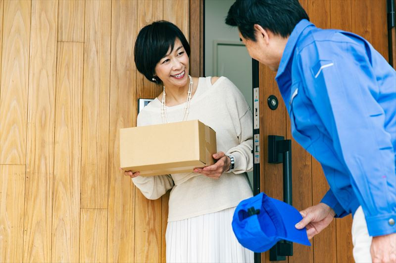 電話中の男性社員